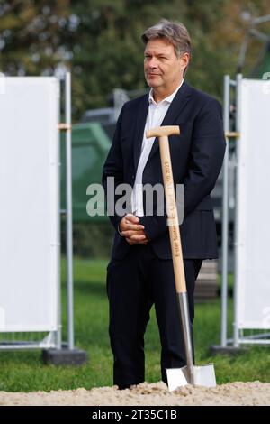 Meppen, Germany. 23rd Oct, 2023. Federal Economics Minister Robert Habeck (Greens) stands behind a spade at the groundbreaking ceremony for the construction of the A-Nord underground cable route. The new 300-km-long route will transport two gigawatts of wind power from Emden in East Frisia to Meerbusch-Osterath in North Rhine-Westphalia. It can meet the energy needs of around two million people. Credit: Friso Gentsch/dpa/Alamy Live News Stock Photo