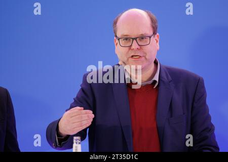 Meppen, Germany. 23rd Oct, 2023. Lower Saxony's Environment and Energy Minister Christian Meyer (Greens) speaks at a panel discussion before the groundbreaking ceremony for the construction of the A-North underground cable route. The new, 300-km-long route will transport two gigawatts of wind power from Emden in East Frisia to Meerbusch-Osterath in North Rhine-Westphalia. It can meet the energy needs of around two million people. Credit: Friso Gentsch/dpa/Alamy Live News Stock Photo