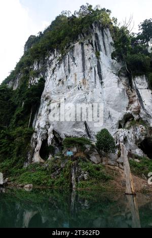 Landschaft beim Eingang der Pra Kai Petch Cave - Khao Sok Nationalpark - Thailand, Dezember 2022 *** Landscape at the entrance of Pra Kai Petch Cave Khao Sok National Park Thailand, December 2022 Credit: Imago/Alamy Live News Stock Photo