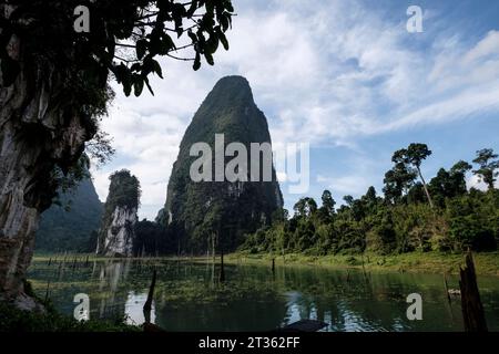 Landschaft beim Eingang der Pra Kai Petch Cave - Khao Sok Nationalpark - Thailand, Dezember 2022 *** Landscape at the entrance of Pra Kai Petch Cave Khao Sok National Park Thailand, December 2022 Credit: Imago/Alamy Live News Stock Photo