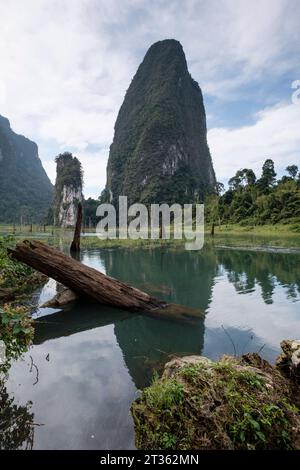 Landschaft beim Eingang der Pra Kai Petch Cave - Khao Sok Nationalpark - Thailand, Dezember 2022 *** Landscape at the entrance of Pra Kai Petch Cave Khao Sok National Park Thailand, December 2022 Credit: Imago/Alamy Live News Stock Photo