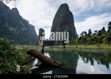 Landschaft beim Eingang der Pra Kai Petch Cave - Khao Sok Nationalpark - Thailand, Dezember 2022 *** Landscape at the entrance of Pra Kai Petch Cave Khao Sok National Park Thailand, December 2022 Credit: Imago/Alamy Live News Stock Photo