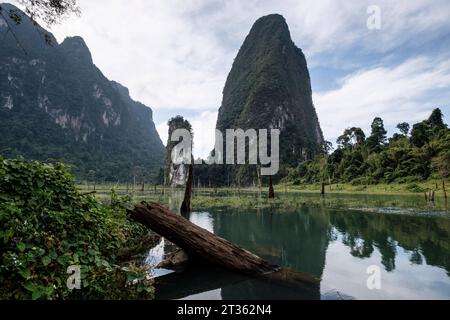 Landschaft beim Eingang der Pra Kai Petch Cave - Khao Sok Nationalpark - Thailand, Dezember 2022 *** Landscape at the entrance of Pra Kai Petch Cave Khao Sok National Park Thailand, December 2022 Credit: Imago/Alamy Live News Stock Photo