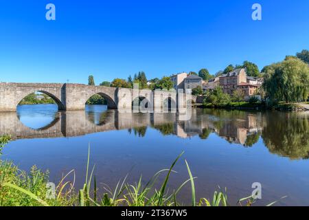 Pont Saint-Étienne in Limoges, France. Links the halves of the city over the river Vienne, completed in 1203. One of the best preserved in France. Stock Photo