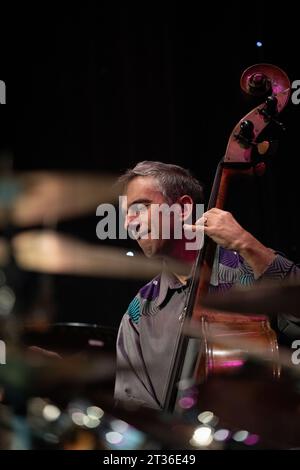 Bassist, Aaron Germain of Charged Particles play tribute to Michael Brecker live with Randy Brecker and Tod Dickow, Scarborough Jazz Festival 2023 Stock Photo