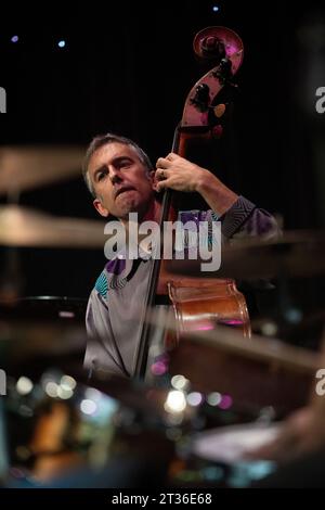 Bassist, Aaron Germain of Charged Particles play tribute to Michael Brecker live with Randy Brecker and Tod Dickow, Scarborough Jazz Festival 2023 Stock Photo