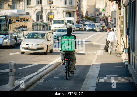 MELUN - FRANCE - JULY 2023: view of a cyclist delivery man Uber Eats in the town center Stock Photo