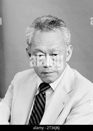 Singapore Prime Minister Lee Kuan Yew, right, talks with Japanese Prime ...