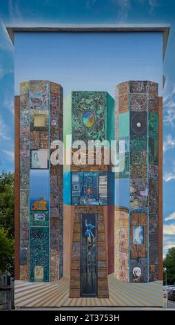 Lyon, France - 08 30 2021: Frescoes of Lyon. View details of one facade with a Fresco in the United States district Stock Photo