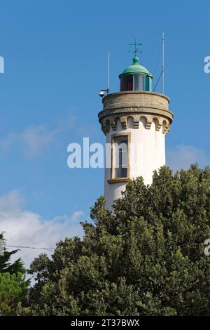 The Phare de Port Navalo lighthouse on the Rhuys peninsula at the entrance to the Gulf of Morbihan. Port Navalo, Morbihan, Brittany, France Stock Photo