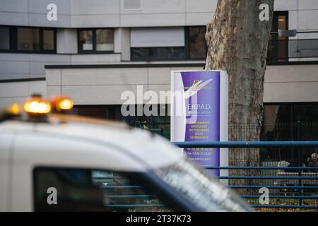 Strasbourg, France - Nov 22, 2023: A focused shot capturing the E.H.P.A.D. Diagonale Bethesda sign placed outside a modern building, with a blurred foreground showing a car roof's amber lights and an old tree trunk Stock Photo