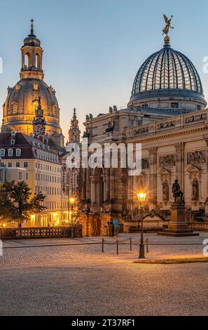 Illuminated art gallery in the Lipsius Building on Georg-Treu-Platz with the Frauenkirche Dresden at dawn, Saxony, Germany Stock Photo