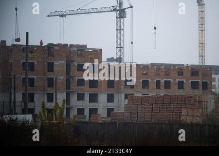 Irpin, Ukraine. 20th Oct, 2023. Construction cranes stand on a building site for new apartments. The town near Kiev was partially destroyed by heavy fighting. In the meantime, reconstruction has progressed. Credit: Sebastian Gollnow/dpa/Alamy Live News Stock Photo