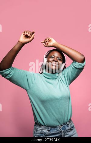 Woman raising her arms joyfully in an urban park Stock Photo - Alamy