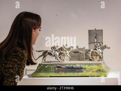 London, UK. 24th Oct, 2023. A GEORGE V SILVER RACING SCULPTURE OF THE 1934 DERBY WINNER MARK OF MAPPIN AND WEBB, SHEFFIELD, 1935 Est £ 30,000-50,000 .Paul Quezada-Neiman/Alamy Live News Credit: Paul Quezada-Neiman/Alamy Live News Stock Photo