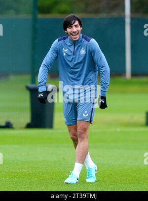 Newcastle United's Sandro Tonali (centre) warming up before the Carabao ...