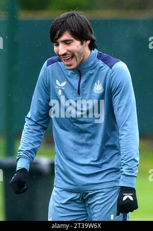 Newcastle United's Sandro Tonali (centre) warming up before the Carabao ...