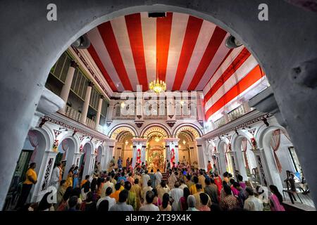Kolkata, India. 22nd Oct, 2023. Hindu devotees seen inside the Royal house (Bonedi Bari) during the Durga Puja. Durga puja is the biggest Hindu festival running for 9 days all over India. Credit: SOPA Images Limited/Alamy Live News Stock Photo