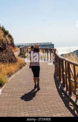 Eine Mutter mit ihrem Sohn am Aussichtspunkt Miradouro do Paredao, Madeira. Portugal Stock Photo