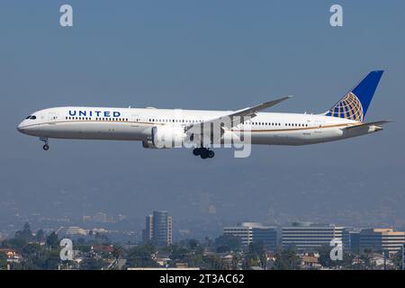 N12004 United Airlines Boeing 787-10 Dreamliner landing at Los Angeles International (LAX / KLAX) Stock Photo