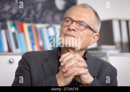 Ulrich Lilie, Praesident der Diakonie Deutschland, aufgenommen am 13.10.2023 in Berlin. Der Praesident der Diakonie, Ulrich Lilie, kuendigt gegen die Sparplaene der Bundesregierung im Sozialbereich den Widerstand der Wohlfahrtsverbaende an. Gegen Kuerzungen mit der Heckenschere im Bundeshaushalt fuer 2024 werde die Branche richtig Rabatz machen , sagte Lilie im Gespraech mit dem Evangelischen Pressedienst epd. Er sehe mit grosser Sorge, dass das soziale Netz und auch der soziale Zusammenhalt vor Zerreissproben stehen . Der Diakonie-Praesident, der seit Juli 2014 an der Spitze des evangelischen Stock Photo