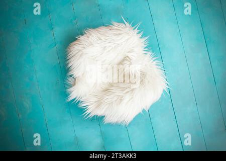 New born or baby portrait photography backdrop white fur on blue painted wood boards background Stock Photo