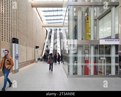 Internal link and circulation space with escalators and elevator. Paddington Elizabeth Line Station, London, United Kingdom. Architect: Weston William Stock Photo