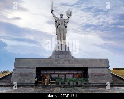 Non Exclusive: KYIV, UKRAINE - OCTOBER 20, 2023 - The Motherland Monument with the Ukrainian coat of arms is pictured at the National Museum of the Hi Stock Photo