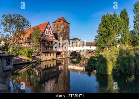 Fachwerkhaus Weinstadel und Wasserturm an der Pegnitz in Nürnberg, Bayern, Deutschland  |   half-timbered Weinstadel and water tower Wasserturm at the Stock Photo