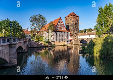 Fachwerkhaus Weinstadel und Wasserturm an der Pegnitz in Nürnberg, Bayern, Deutschland  |   half-timbered Weinstadel and water tower Wasserturm at the Stock Photo