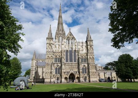 Salisbury Cathedral with a Sophie Ryder hare sculpture in the foreground Stock Photo