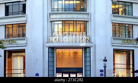 Louis Vuitton Boutique on Avenue Montaigne in Paris, France on August 20,  2008. Photo by Denis Guignebourg/ABACAPRESS.COM Stock Photo - Alamy