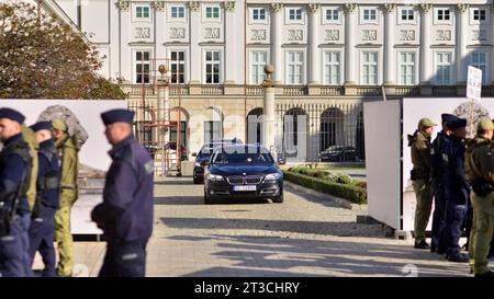 Warsaw, Poland. 24 October 2023. Polish Prime Minister Mateusz Morawiecki motorcade leaves the Presidential Palace. Stock Photo