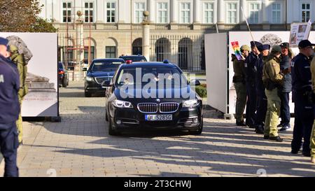 Warsaw, Poland. 24 October 2023. Polish Prime Minister Mateusz Morawiecki motorcade leaves the Presidential Palace. Stock Photo