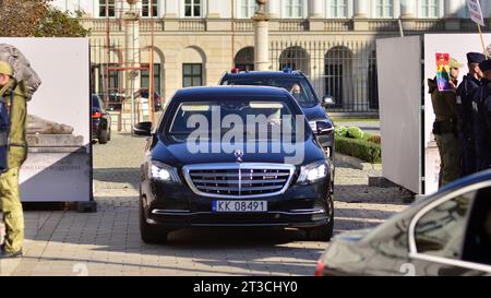 Warsaw, Poland. 24 October 2023. Polish Prime Minister Mateusz Morawiecki motorcade leaves the Presidential Palace. Stock Photo