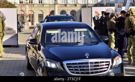 Warsaw, Poland. 24 October 2023. Polish Prime Minister Mateusz Morawiecki motorcade leaves the Presidential Palace. Stock Photo