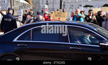 Warsaw, Poland. 24 October 2023. Polish Prime Minister Mateusz Morawiecki motorcade leaves the Presidential Palace. Stock Photo