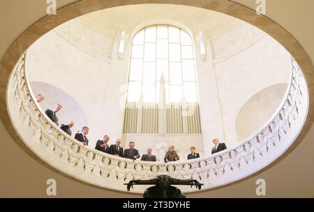 Ambassador Dirk Wouters, Counsellor to H.R.H. Princess Astrid of Belgium, Ambassador of Belgium in Australia Michel Goffin, Walloon vice-minister president and minister of Economy, Foreign Trade, Research and Innovation, the Digitalisation, Spatial Planning and Agriculture Willy Borsus, Flemish Minister of Finance, Budget and Housing Matthias Diependaele, Brussels region Minister-President Rudi Vervoort, Princess Astrid of Belgium and Governor of New South Wales Margaret Beazley pictured during a WWII Commemorative event at the Hall of Memory at the Anzac Memorial at Hyde Park, during the Belg Stock Photo