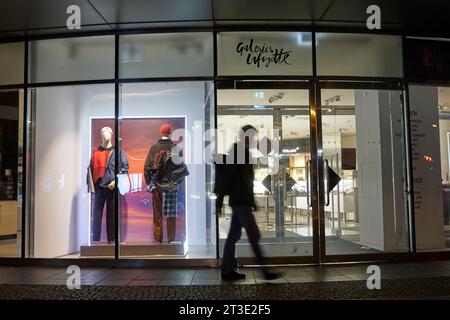 Berlin, Germany. 25th Oct, 2023. Early morning view of the Galeries Lafayette department store. Credit: Joerg Carstensen/dpa/Alamy Live News Stock Photo