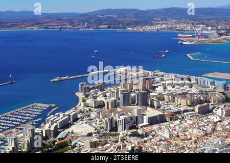 Great Britain, Gibraltar: the lower city viewed from the slopes of the Rock. On the right, the border city, the Marina of La Linea de la Concepcion, a Stock Photo