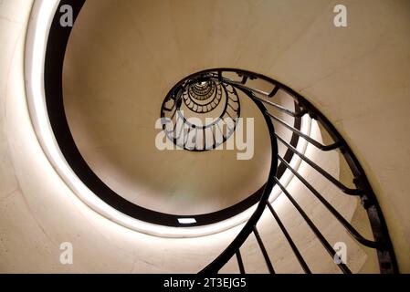 Paris (France): the Arc de Triomphe (Triumphal Arch) in the 8th arrondissement (district). Spiral staircase leading up to the terrace Stock Photo