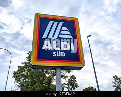 Redaktionell, Griesheim: Firmenlogo der Discounterkette Aldi Sued. Redaktionell, Griesheim im Juli 2023: Firmenlogo der Discounterkette Aldi Sued. *** Editorial, Griesheim Company logo of the discount chain Aldi Sued Editorial, Griesheim in July 2023 Company logo of the discount chain Aldi Sued Copyright: xBEAUTIFULxSPORTS/KJPetersx Credit: Imago/Alamy Live News Stock Photo