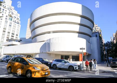 USA, Vereinigte Staaten von Amerika, New York, New York, USA. 23rd Oct, 2023. Solomon R. Guggenheim Museum. Das Museumsgebäude wurde von Frank Lloyd Wright entworfen und hat die Grundform einer Rotunde. *** USA, United States of America, New York, New York, 23 10 2023 Solomon R Guggenheim Museum The museum building was designed by Frank Lloyd Wright and has the basic form of a rotunda Credit: Imago/Alamy Live News Stock Photo