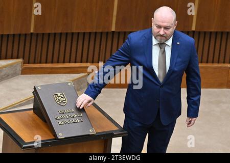 Bratislava, Slovakia. 25th Oct, 2023. Slovak Rudolf Huliak, who was elected on the ballot of the populist Slovenska narodna strana (Slovak National Party) but is not a member of the party takes oath in Slovak´s Parliament during the constituent session of the new Slovak parliament in Bratislava, Slovakia, October 25, 2023. Credit: Vaclav Salek/CTK Photo/Alamy Live News Stock Photo