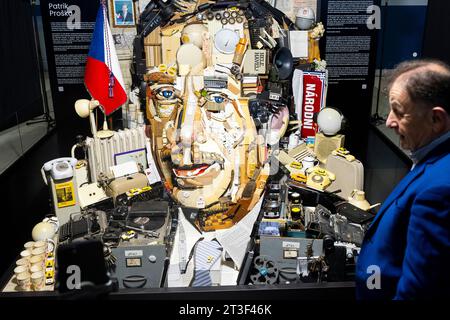 Prague, Czech Republic. 25th Oct, 2023. Ceremonial unveiling of a 3D portrait composed of thousands of objects telling the life story of Vaclav Havel, created by sculptor Patrik Prosko, Vaclav Havel Airport Prague, Terminal 2 at Forum Havlum installation, on October 25, 2023. The work is being viewed by Havel's collaborator Michael Zantovsky. Credit: Ondrej Deml/CTK Photo/Alamy Live News Stock Photo