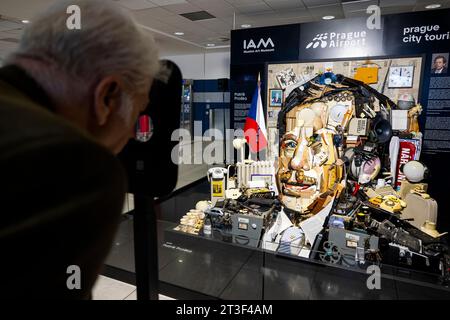 Prague, Czech Republic. 25th Oct, 2023. Ceremonial unveiling of a 3D portrait composed of thousands of objects telling the life story of Vaclav Havel, created by sculptor Patrik Prosko, Vaclav Havel Airport Prague, Terminal 2 at Forum Havlum installation, on October 25, 2023. Credit: Ondrej Deml/CTK Photo/Alamy Live News Stock Photo