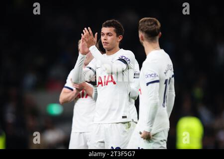 London, UK. 23rd Oct, 2023. Richarlison of Tottenham Hotspur warms up ...