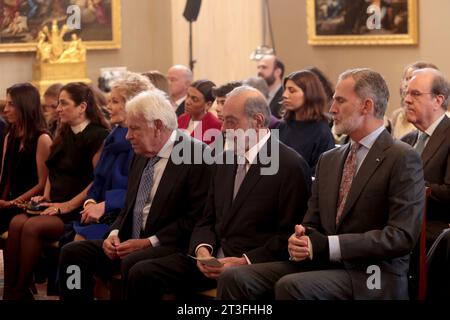 Madrid, Spanien. 25th Oct, 2023. Madrid, Spain; 25.10.2023.- King Felipe VI presents IX Enrique Iglesias award for development of the Ibero-American business space to Carlos Slim. Mexican businessman Carlos Slim receives the Ibero-American business award from King Felipe VI at the Zarzuela Palace in front of a small number of people and family members. Felipe VI (R) Carlos Slim Helú (2R) Felipe Gonzalez (·R) Credit: Juan Carlos Rojas/Picture Alliance/dpa/Alamy Live News Stock Photo