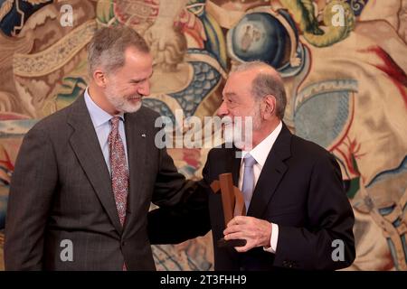 Madrid, Spanien. 25th Oct, 2023. Madrid, Spain; 25.10.2023.- King Felipe VI presents IX Enrique Iglesias award for development of the Ibero-American business space to Carlos Slim. Mexican businessman Carlos Slim receives the Ibero-American business award from King Felipe VI at the Zarzuela Palace in front of a small number of people and family members. Felipe VI (R) Carlos Slim Helú (2R) Felipe Gonzalez (·R) Credit: Juan Carlos Rojas/Picture Alliance/dpa/Alamy Live News Stock Photo