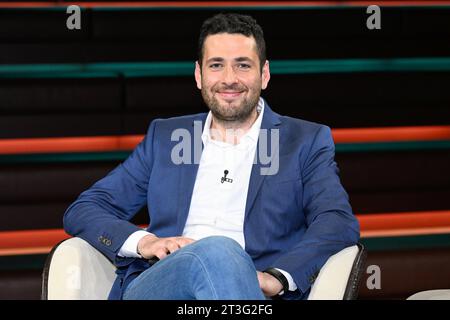 Ryyan Alshebl Lokalpolitiker 10/23 her Ryyan Alshebl am 24. Oktober 2023 in Markus Lanz, ZDF Aufzeichnung vom 19.10.2023 TV Fernsehen Talkshow Talk Show Syrien Syrer syrisch syrischer ex ehemalig ehemaliger Flüchtling Kriegsflüchtling Asylbewerber Geflüchteter Lokalpolitik Politik Politiker Bürgermeister von Ostelsheim seit April 2023 germany mayor former refugee displaced person syria quer halb sitzend lächelnd *** Ryyan Alshebl local politician 10 23 ago Ryyan Alshebl on 24 October 2023 in Markus Lanz, ZDF recording of 19 10 2023 TV television talk show talk show Syria Syrian Syrian ex for Stock Photo